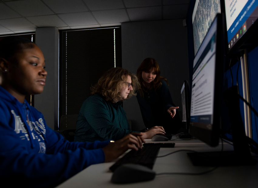 UofM journalism students work on studies in a computer lab on campus