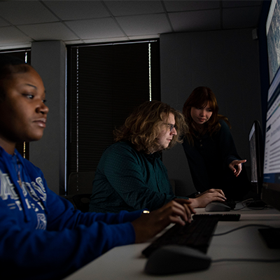 UofM journalism students work on studies in a computer lab on campus