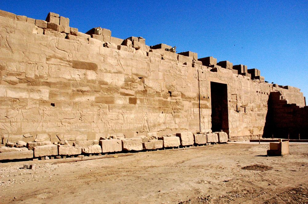 view of south exterior wall with war scenes of Ramesses II