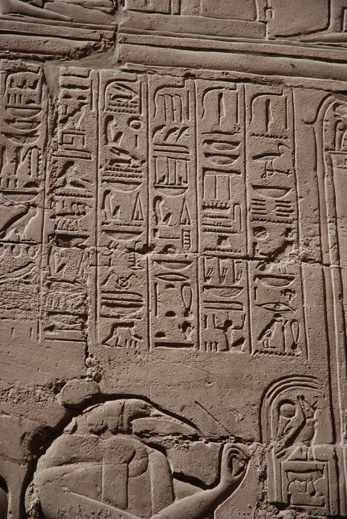 Plate 52 (B97-98) - Ramesses II receiving regalia and jubilees from Amun-Re in the presence of Mut and Khonsu, while Thoth inscribes years of reign (right, B97) and Iunmutef addresses the Great Ennead (left, B98)