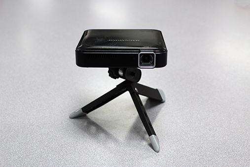 Magnasonic pocket projector