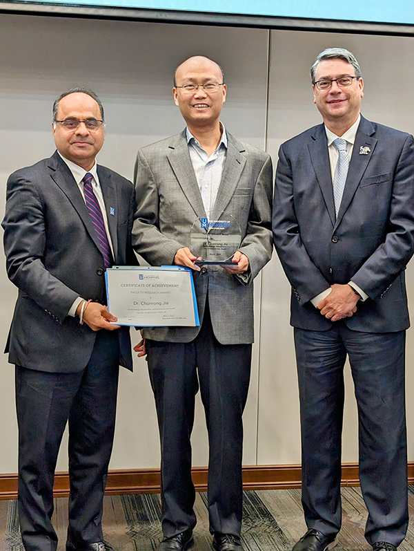 Chunrong Jia receiving Award